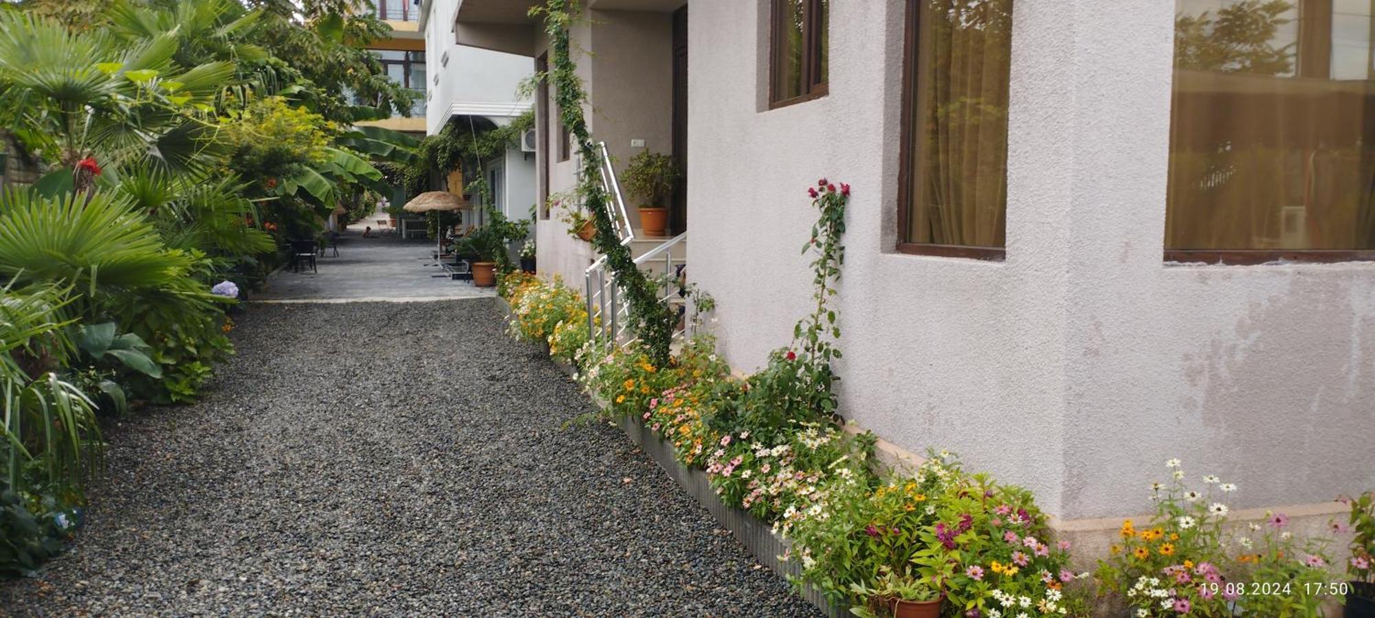 Lia Guest House Кобулети Екстериор снимка